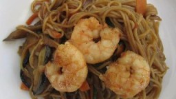 Recepta de cuina de Espaguetis xinesos amb verdures i gambes a la soja